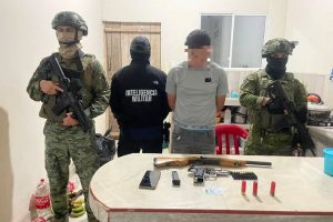 Ejército captura a alias Colorado, presunto miembro de Los Choneros, en Quinindé