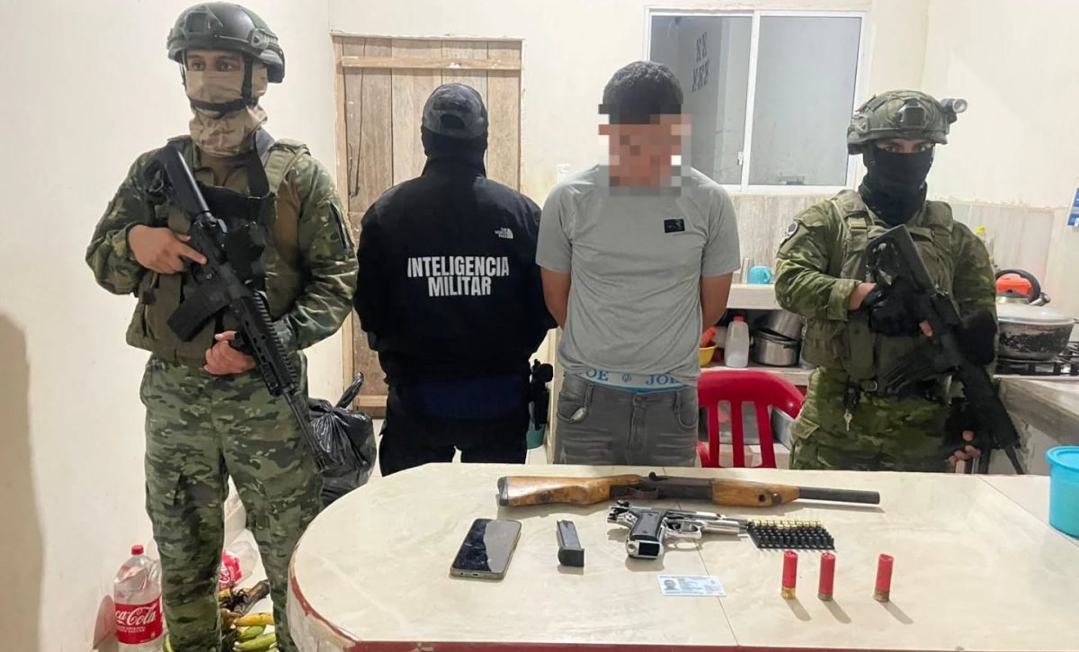 Ejército captura a alias Colorado, presunto miembro de Los Choneros, en Quinindé