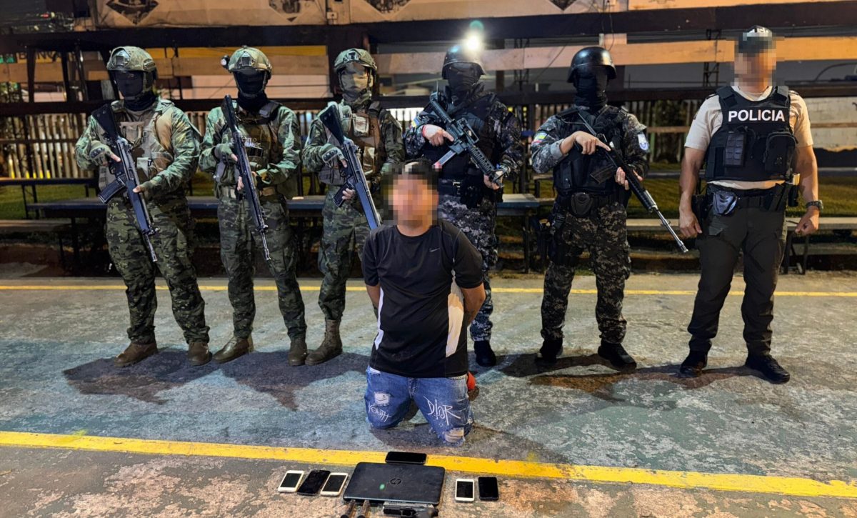 Ejército decomisa armas y dispositivos durante operativo que involucró a un adolescente en Santo Domingo