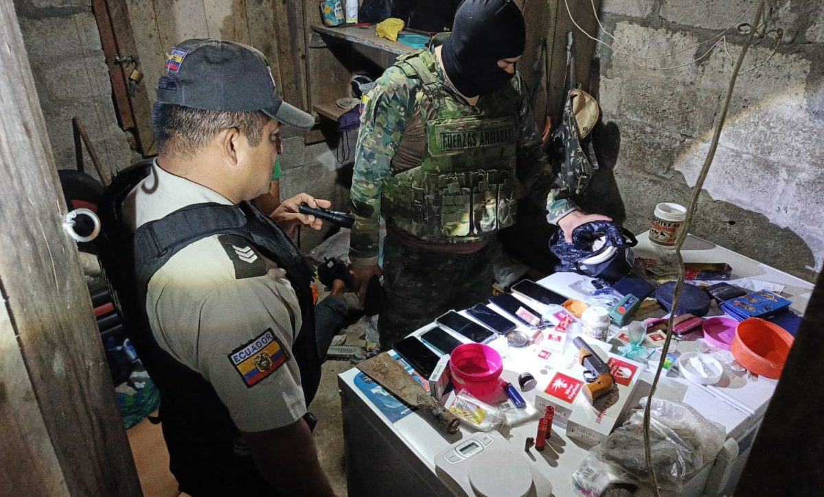 Ejército decomisa armas y droga durante operativo en El Carmen