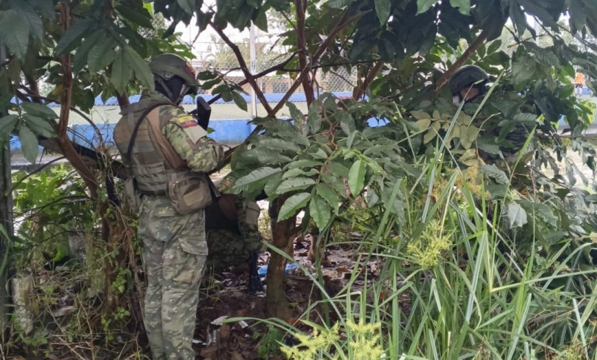 Ejército encuentra envoltorios con presunta droga junto aun colegio de Santo Domingo