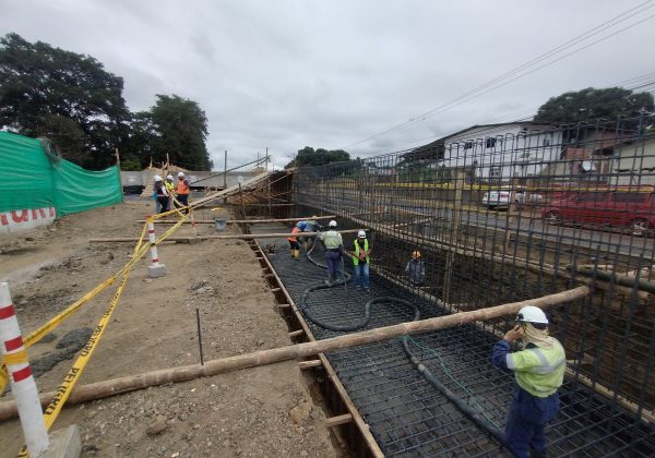 El 24 de julio se colocó la losa del primer puente que tendrá una longitud de 35 metros.