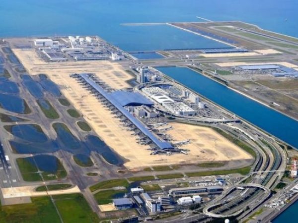 El Aeropuerto Internacional de Kansai, construido sobre una isla artificial en la bahía de Osaka, enfrenta un futuro incierto.