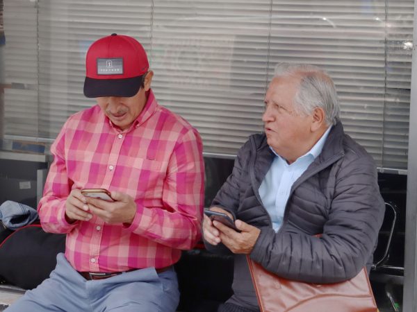 El Banco del Instituto Ecuatoriano de Seguridad Social (Biess) invierte 50 millones de dólares en bonos para maestros jubilados.