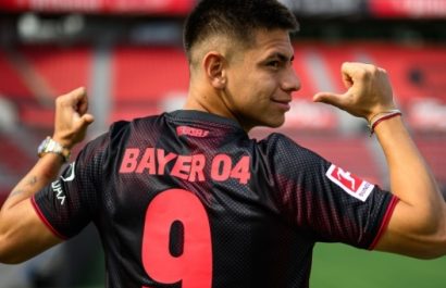 El Bayer Leverkusen de Alemania oficializó la llegada del argentino Claudio Echeverri. FOTO: Bayer Leverkusen