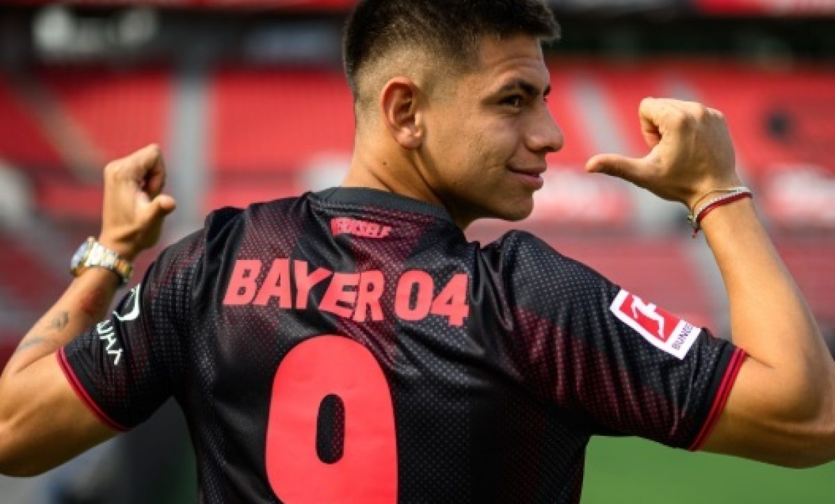 El Bayer Leverkusen de Alemania oficializó la llegada del argentino Claudio Echeverri. FOTO: Bayer Leverkusen