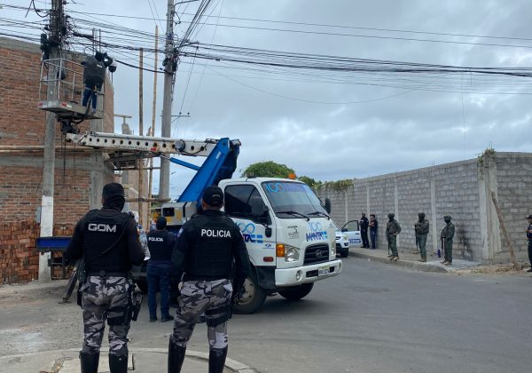 El Bloque de Seguridad, conformado por militares y policías, ejecutó el operativo 'Apolo 12' en varios sectores de Manta.