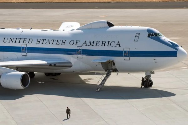 El Boeing 747 E-4B, conocido como el “avión del fin del mundo” o “Nightwatch”, realizó un vuelo inesperado a la base militar de Andrews, en Washington D.C.
