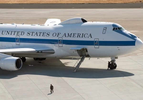 El Boeing 747 E-4B, conocido como el “avión del fin del mundo” o “Nightwatch”, realizó un vuelo inesperado a la base militar de Andrews, en Washington D.C.