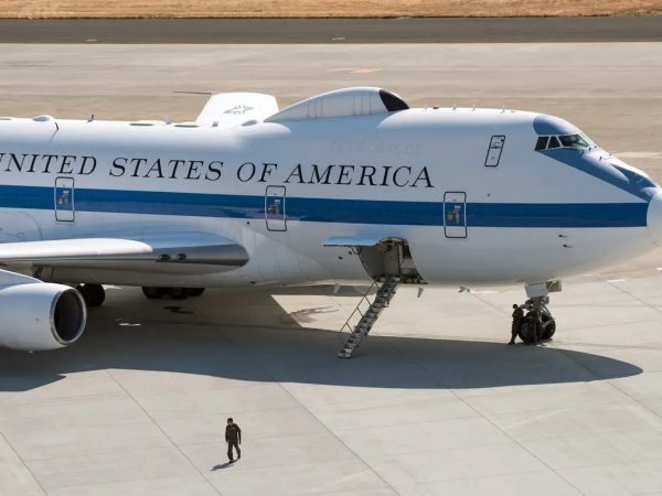 El Boeing 747 E-4B, conocido como el “avión del fin del mundo” o “Nightwatch”, realizó un vuelo inesperado a la base militar de Andrews, en Washington D.C.
