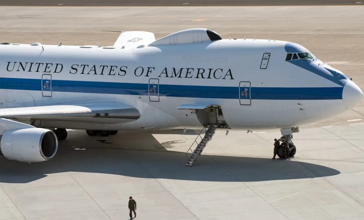 El Boeing 747 E-4B, conocido como el “avión del fin del mundo” o “Nightwatch”, realizó un vuelo inesperado a la base militar de Andrews, en Washington D.C.