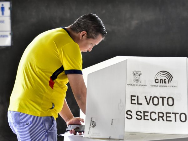 El CNE cambió el color de la papeleta para las elecciones de hoy
