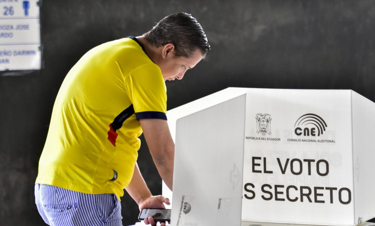 El CNE cambió el color de la papeleta para las elecciones de hoy