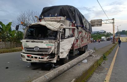 Choques frecuentes y sin respuestas La comunidad de El Carmen, ubicada en la provincia de Manabí, vive una constante preocupación por los accidentes viales que se registran, casi a diario, en el paso lateral, especialmente en los kilómetros 4, 6 y 7. El último incidente no dejó víctimas mortales, pero sí daños materiales significativos y congestionamiento vehicular. Testigos del hecho confirmaron que el bus de transporte interprovincial, que cubre la ruta hacia Santo Domingo, fue impactado por un camión cuando intentaba girar en U. La colisión dejó en evidencia, una vez más, la complejidad y el riesgo de ese tipo de maniobras, que son habituales para los buses que deben incorporarse a la avenida principal. Ciudadanos piden rediseño vial urgente Luis Pusay, dirigente de la cooperativa Rutas Carmenses, responsabilizó a la actual ordenanza municipal que obliga a los buses a utilizar el paso lateral para salir del terminal terrestre. Pusay sugirió que la ruta más segura sería por la calle 3 de Julio, lo que evitaría giros peligrosos en tramos de alto tráfico. Vecinos como Jhonny Basurto relatan que los accidentes son tan frecuentes que han perdido la cuenta. “Aquí hay choques todos los días, unos leves y otros graves. Necesitamos redondeles o muros reductores ya”, declaró. Por su parte, Luciano Marquínez, otro habitante del sector, recordó que hace ocho años realizaron un plantón para exigir la construcción de tres redondeles en los puntos críticos, sin obtener respuesta. “Muchos conductores desconocen los riesgos del giro en U aquí, especialmente los choferes foráneos”, indicó. Infraestructura obsoleta y alta circulación El paso lateral de El Carmen, inaugurado en el año 2012, tiene una longitud de 12 kilómetros, cuenta con cuatro carriles y una ciclovía, y fue construido con la intención de descongestionar el tráfico urbano. Sin embargo, la alta circulación de vehículos pesados y la falta de infraestructura adecuada para los giros han convertido este tramo en una zona de riesgo constante. Según cifras del Servicio Integrado de Seguridad ECU 911, en lo que va del año se han registrado al menos 25 siniestros en ese tramo, principalmente en los puntos donde confluyen vías rurales como San Luis de Cajones, La Esperanza y Venado. Las autoridades locales no han emitido un pronunciamiento oficial sobre posibles reformas o intervenciones viales tras este nuevo incidente. Sin embargo, desde distintos sectores sociales y de transporte se exige que el Municipio de El Carmen revise la normativa y ejecute obras que reduzcan el riesgo para choferes y pasajeros.