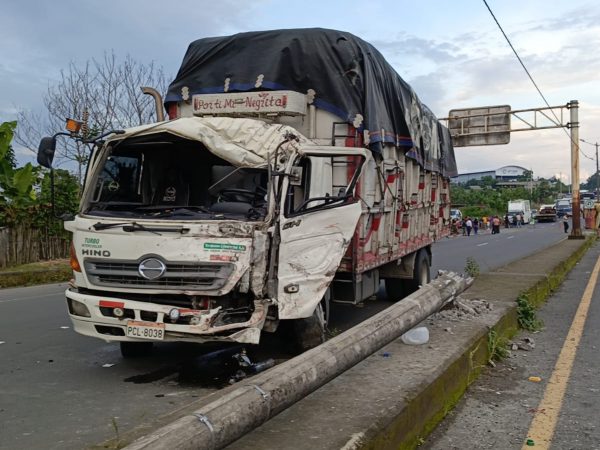 Choques frecuentes y sin respuestas La comunidad de El Carmen, ubicada en la provincia de Manabí, vive una constante preocupación por los accidentes viales que se registran, casi a diario, en el paso lateral, especialmente en los kilómetros 4, 6 y 7. El último incidente no dejó víctimas mortales, pero sí daños materiales significativos y congestionamiento vehicular. Testigos del hecho confirmaron que el bus de transporte interprovincial, que cubre la ruta hacia Santo Domingo, fue impactado por un camión cuando intentaba girar en U. La colisión dejó en evidencia, una vez más, la complejidad y el riesgo de ese tipo de maniobras, que son habituales para los buses que deben incorporarse a la avenida principal. Ciudadanos piden rediseño vial urgente Luis Pusay, dirigente de la cooperativa Rutas Carmenses, responsabilizó a la actual ordenanza municipal que obliga a los buses a utilizar el paso lateral para salir del terminal terrestre. Pusay sugirió que la ruta más segura sería por la calle 3 de Julio, lo que evitaría giros peligrosos en tramos de alto tráfico. Vecinos como Jhonny Basurto relatan que los accidentes son tan frecuentes que han perdido la cuenta. “Aquí hay choques todos los días, unos leves y otros graves. Necesitamos redondeles o muros reductores ya”, declaró. Por su parte, Luciano Marquínez, otro habitante del sector, recordó que hace ocho años realizaron un plantón para exigir la construcción de tres redondeles en los puntos críticos, sin obtener respuesta. “Muchos conductores desconocen los riesgos del giro en U aquí, especialmente los choferes foráneos”, indicó. Infraestructura obsoleta y alta circulación El paso lateral de El Carmen, inaugurado en el año 2012, tiene una longitud de 12 kilómetros, cuenta con cuatro carriles y una ciclovía, y fue construido con la intención de descongestionar el tráfico urbano. Sin embargo, la alta circulación de vehículos pesados y la falta de infraestructura adecuada para los giros han convertido este tramo en una zona de riesgo constante. Según cifras del Servicio Integrado de Seguridad ECU 911, en lo que va del año se han registrado al menos 25 siniestros en ese tramo, principalmente en los puntos donde confluyen vías rurales como San Luis de Cajones, La Esperanza y Venado. Las autoridades locales no han emitido un pronunciamiento oficial sobre posibles reformas o intervenciones viales tras este nuevo incidente. Sin embargo, desde distintos sectores sociales y de transporte se exige que el Municipio de El Carmen revise la normativa y ejecute obras que reduzcan el riesgo para choferes y pasajeros.