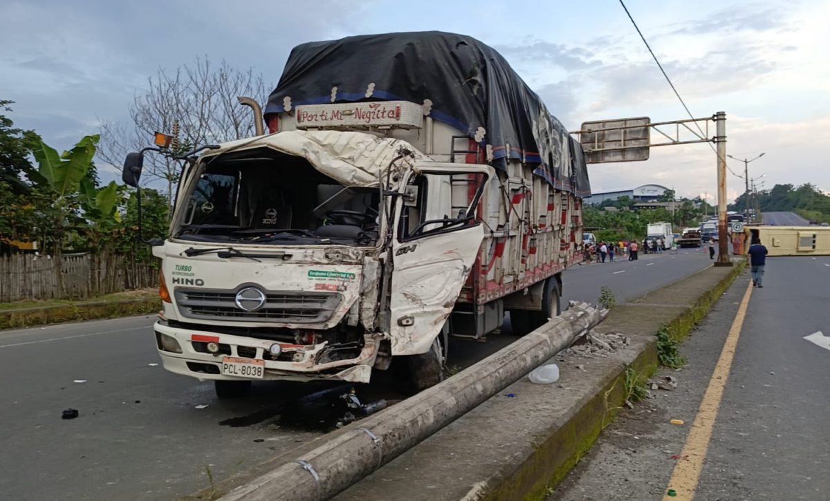 Choques frecuentes y sin respuestas La comunidad de El Carmen, ubicada en la provincia de Manabí, vive una constante preocupación por los accidentes viales que se registran, casi a diario, en el paso lateral, especialmente en los kilómetros 4, 6 y 7. El último incidente no dejó víctimas mortales, pero sí daños materiales significativos y congestionamiento vehicular. Testigos del hecho confirmaron que el bus de transporte interprovincial, que cubre la ruta hacia Santo Domingo, fue impactado por un camión cuando intentaba girar en U. La colisión dejó en evidencia, una vez más, la complejidad y el riesgo de ese tipo de maniobras, que son habituales para los buses que deben incorporarse a la avenida principal. Ciudadanos piden rediseño vial urgente Luis Pusay, dirigente de la cooperativa Rutas Carmenses, responsabilizó a la actual ordenanza municipal que obliga a los buses a utilizar el paso lateral para salir del terminal terrestre. Pusay sugirió que la ruta más segura sería por la calle 3 de Julio, lo que evitaría giros peligrosos en tramos de alto tráfico. Vecinos como Jhonny Basurto relatan que los accidentes son tan frecuentes que han perdido la cuenta. “Aquí hay choques todos los días, unos leves y otros graves. Necesitamos redondeles o muros reductores ya”, declaró. Por su parte, Luciano Marquínez, otro habitante del sector, recordó que hace ocho años realizaron un plantón para exigir la construcción de tres redondeles en los puntos críticos, sin obtener respuesta. “Muchos conductores desconocen los riesgos del giro en U aquí, especialmente los choferes foráneos”, indicó. Infraestructura obsoleta y alta circulación El paso lateral de El Carmen, inaugurado en el año 2012, tiene una longitud de 12 kilómetros, cuenta con cuatro carriles y una ciclovía, y fue construido con la intención de descongestionar el tráfico urbano. Sin embargo, la alta circulación de vehículos pesados y la falta de infraestructura adecuada para los giros han convertido este tramo en una zona de riesgo constante. Según cifras del Servicio Integrado de Seguridad ECU 911, en lo que va del año se han registrado al menos 25 siniestros en ese tramo, principalmente en los puntos donde confluyen vías rurales como San Luis de Cajones, La Esperanza y Venado. Las autoridades locales no han emitido un pronunciamiento oficial sobre posibles reformas o intervenciones viales tras este nuevo incidente. Sin embargo, desde distintos sectores sociales y de transporte se exige que el Municipio de El Carmen revise la normativa y ejecute obras que reduzcan el riesgo para choferes y pasajeros.