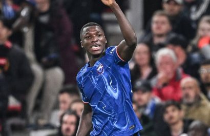 El Chelsea, con un gol del mediocampista ecuatoriano Moisés Caicedo, empató 2-2 al Brentford este sábado en el Gtech Community Stadium.