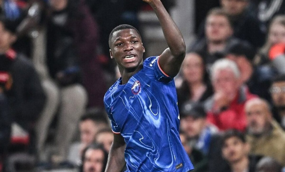 El Chelsea, con un gol del mediocampista ecuatoriano Moisés Caicedo, empató 2-2 al Brentford este sábado en el Gtech Community Stadium.