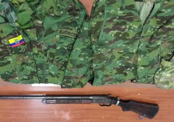 El Ejército Ecuatoriano descubrió armamento junto a uniformes policiales y militares durante un operativo antidelincuencial.
