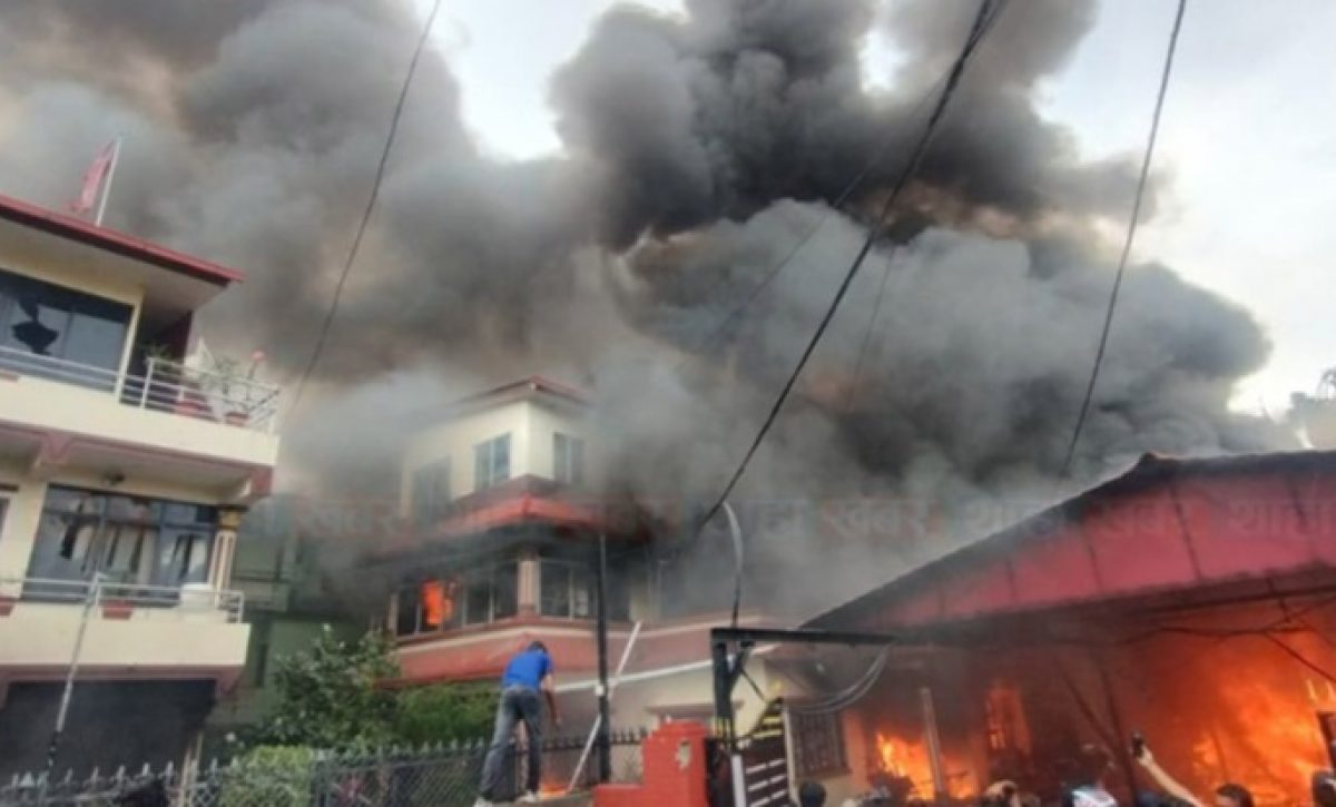 Los manifestantes en Nepal han atacado y quemado las casas del Presidente, del Primer Ministro y de otros ministros.