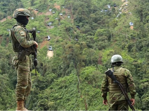 El Ejército ecuatoriano abrió dos frentes de investigación para determinar si una fuga de información permitió la emboscada que dejó once militares asesinados.