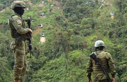 El Ejército ecuatoriano abrió dos frentes de investigación para determinar si una fuga de información permitió la emboscada que dejó once militares asesinados.