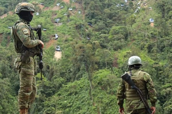 El Ejército ecuatoriano abrió dos frentes de investigación para determinar si una fuga de información permitió la emboscada que dejó once militares asesinados.