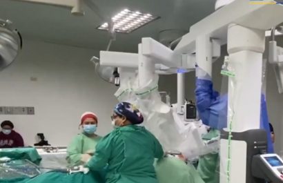 El IESS realiza la primera cirugía de tiroides con asistencia de robot Da Vinci, el procedimiento no implica cicatrices. (IESS).