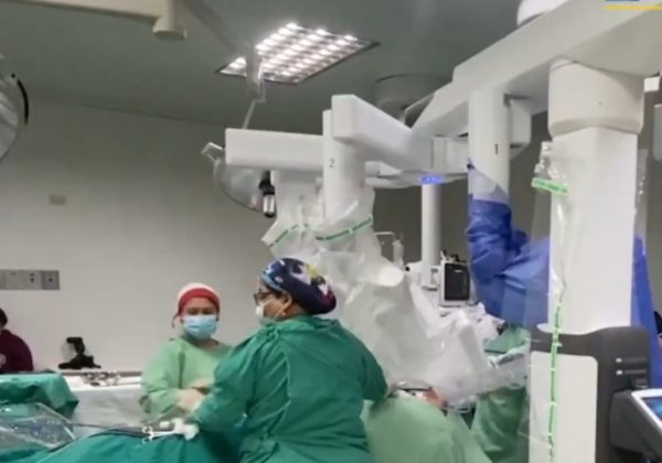 El IESS realiza la primera cirugía de tiroides con asistencia de robot Da Vinci, el procedimiento no implica cicatrices. (IESS).