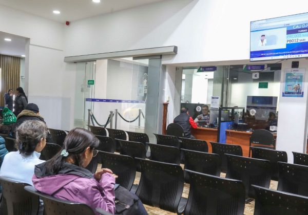 El IESS reporta 13.524 jóvenes de entre 15 a 24 años afiliados, lo cual representa aportes por 6.9 millones de dólares. (API).