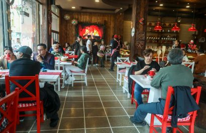 El IVA será del 8 % durante los tres días del feriado de semana Santa, así lo dispone un reciente decreto firmado por el Presidente Daniel Noboa. API.