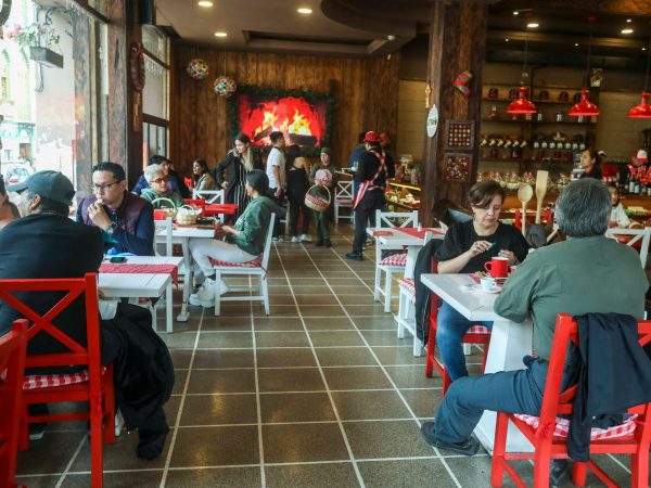 El IVA será del 8 % durante los tres días del feriado de semana Santa, así lo dispone un reciente decreto firmado por el Presidente Daniel Noboa. API.