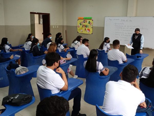 El Ministerio de Educación ha trasladado a 25 docentes de la Zona 8 tras recibir amenazas. (API).