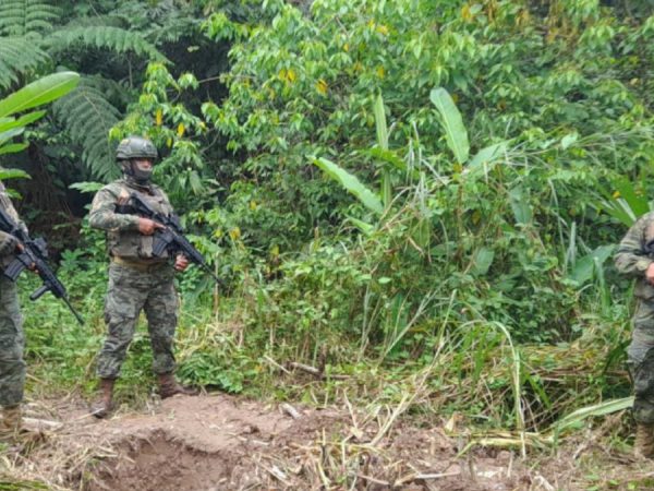 El Ministerio de Gobierno condena el asesinato de once elementos de las Fuerzas Armadas de la brigada de selva Nº 19 Napo. (Internet).