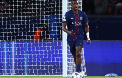 El PSG inicia con autoridad la defensa de su título en Champions League con Willian Pacho como titular; goleó 4-0 al Atalanta