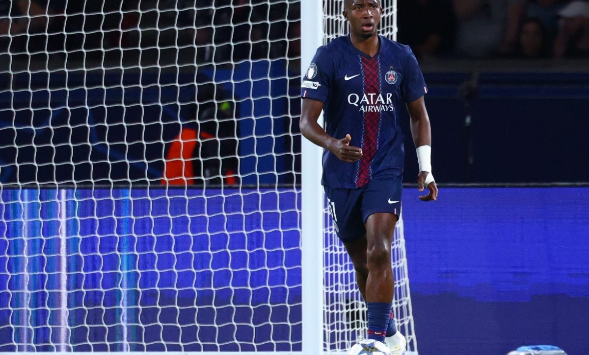 El PSG inicia con autoridad la defensa de su título en Champions League con Willian Pacho como titular; goleó 4-0 al Atalanta