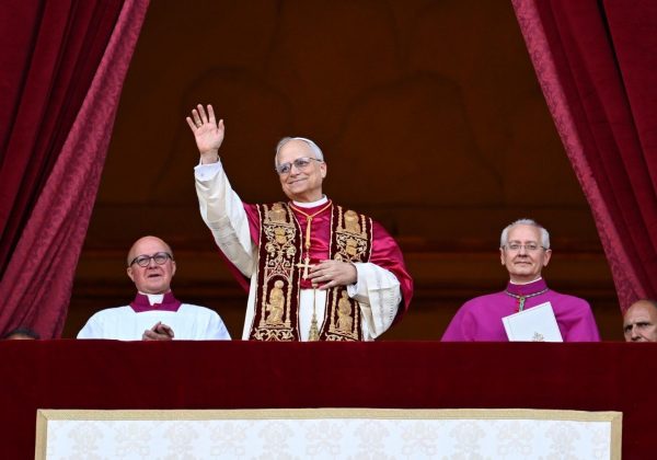 El Papa León XIV idiomas que habla y su formación académica