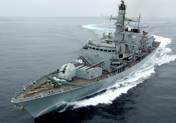 El Parlamento iraní aprobó el domingo 22 de junio una moción para cerrar el Estrecho de Ormuz, un corredor marítimo crucial por donde transita cerca del 30% del petróleo mundial.