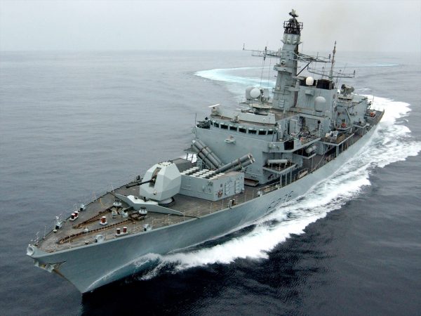 El Parlamento iraní aprobó el domingo 22 de junio una moción para cerrar el Estrecho de Ormuz, un corredor marítimo crucial por donde transita cerca del 30% del petróleo mundial.