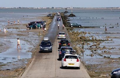 El Passage du Gois (Pasaje de Gois) es una carretera de 4.2 kilómetros que une la isla de Noirmoutier con el continente en la bahía de Bourgneuf, Francia.