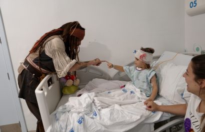El actor Johnny Depp sorprende a los pacientes oncológicos del Niño Jesús con una visita del auténtico Jack Sparrow