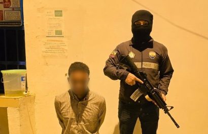 El acusado de extorsión fue entregado a las autoridades judiciales para enfrentar un proceso.