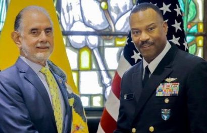 El almirante estadounidense Alvin Holsey visitó Ecuador para entregar un sistema de radar y firmar acuerdos clave en seguridad con el gobierno ecuatoriano.