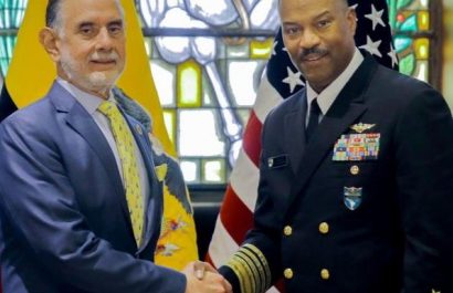El almirante estadounidense Alvin Holsey visitó Ecuador para entregar un sistema de radar y firmar acuerdos clave en seguridad con el gobierno ecuatoriano.
