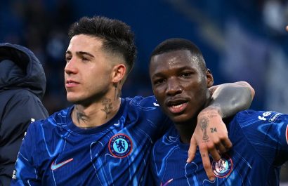 El argentino Enzo Fernández y el ecuatoriano Moisés Caicedo, jugadores del Chelsea.