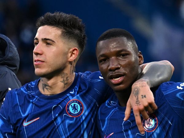 El argentino Enzo Fernández y el ecuatoriano Moisés Caicedo, jugadores del Chelsea.