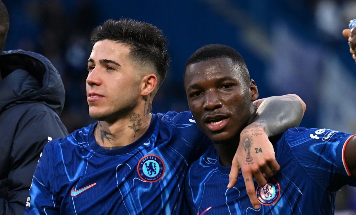 El argentino Enzo Fernández y el ecuatoriano Moisés Caicedo, jugadores del Chelsea.