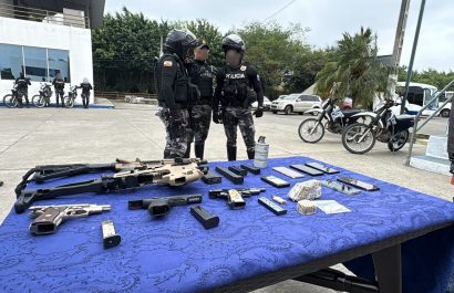 El armamento decomisado quedó bajo custodia de la Policía y los detenidos a órdenes judiciales.