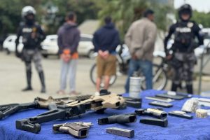 El armamento decomisado quedó bajo custodia de la Policía y los detenidos a órdenes judiciales.