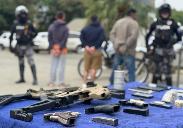 El armamento decomisado quedó bajo custodia de la Policía y los detenidos a órdenes judiciales.